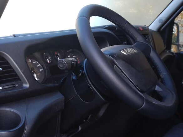 2017 Iveco Daily, красный, 2500000 рублей - вид 4