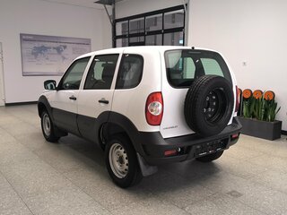 2018 Chevrolet Niva I Рестайлинг, белый, 600000 рублей, вид 4