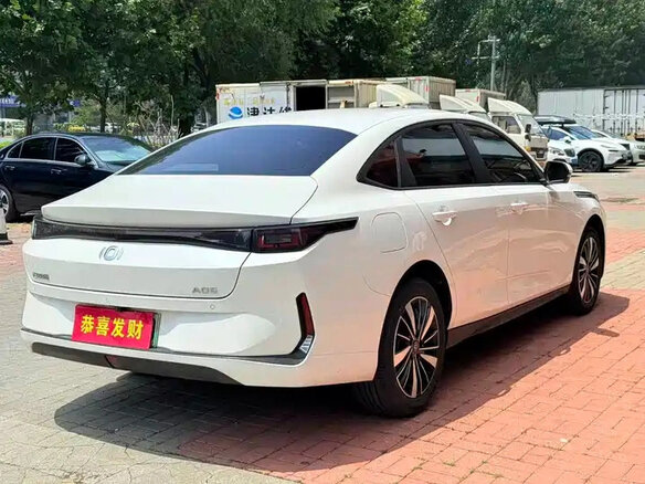 2025 Changan Qiyuan A05 I Рестайлинг, белый - вид 3