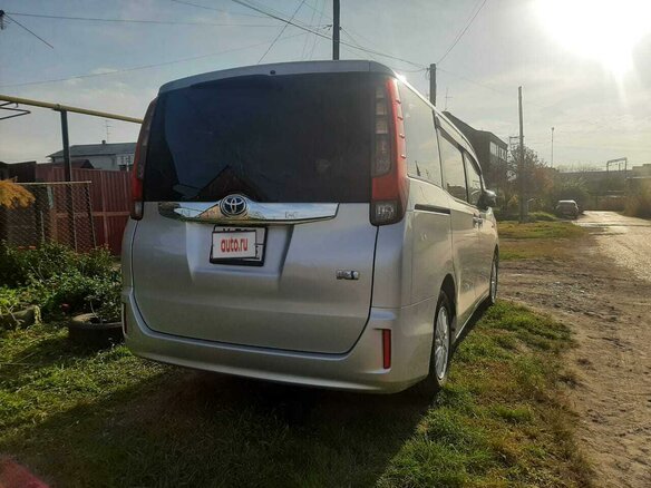 2015 Toyota Noah III (R80), серебристый, 2100000 рублей - вид 1