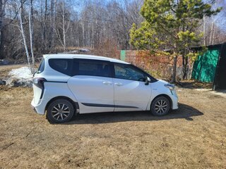 2017 Toyota Sienta II, белый, 1650000 рублей, вид 3