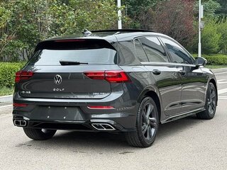 2022 Volkswagen Golf VIII, чёрный, 1550000 рублей, вид 4
