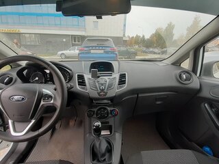 2015 Ford Fiesta Mk6 Рестайлинг, белый, 720000 рублей, вид 3