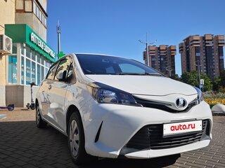 2016 Toyota Vitz III (XP130) Рестайлинг, белый, 900000 рублей, вид 2