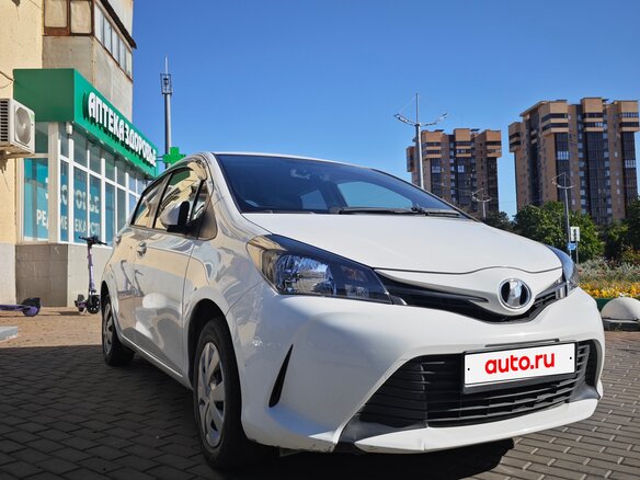 2016 Toyota Vitz III (XP130) Рестайлинг, белый, 900000 рублей - вид 1