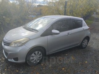 2010 Toyota Vitz III (XP130), серый, 858000 рублей, вид 4