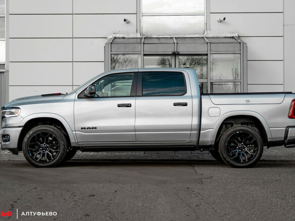 2026 Ram 1500 Crew Cab V Рестайлинг, серебристый, 10290000 рублей - вид 2
