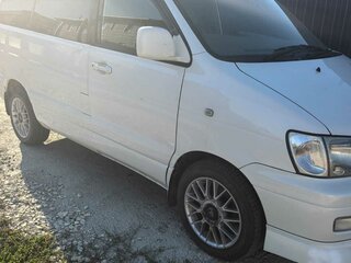 2001 Toyota Town Ace Noah III, белый, 750000 рублей, вид 3