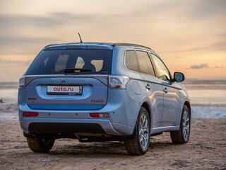 2014 Mitsubishi Outlander PHEV III, серебристый, 1830000 рублей, вид 3