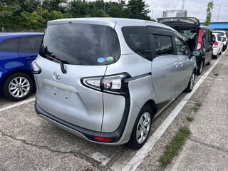 2021 Toyota Sienta II Рестайлинг, серебристый, 1650000 рублей, вид 3
