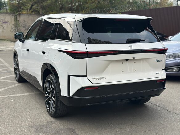 2026 Toyota bZ3X 58.3 kWh, серебристый, 2950000 рублей - вид 5
