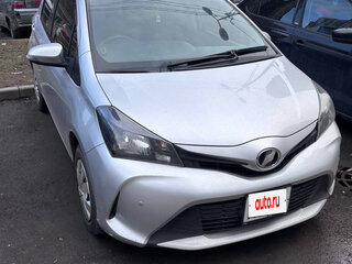 2016 Toyota Vitz III (XP130) Рестайлинг, серебристый, 1000000 рублей, вид 1