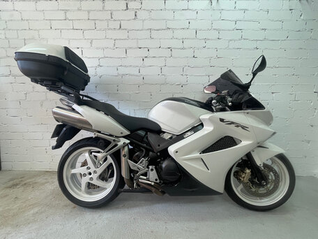 2009 Honda VFR 800, белый, 500000 рублей, вид 1