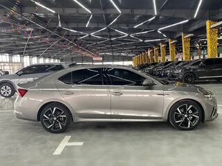 2022 Skoda Octavia IV (A8), серебристый, 1700000 рублей, вид 4