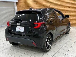 2021 Toyota Yaris IV, чёрный, 1140000 рублей, вид 5