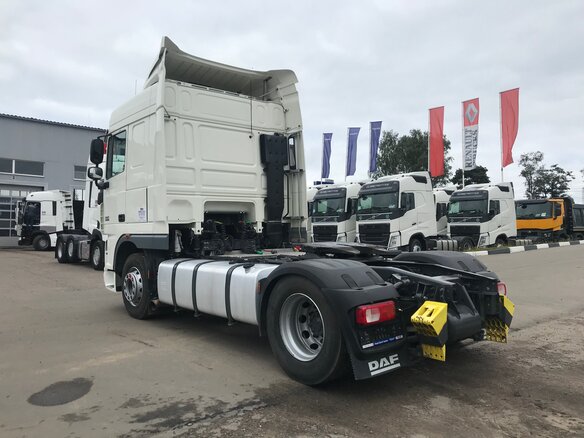 2018 DAF XF 105, серебристый - вид 3