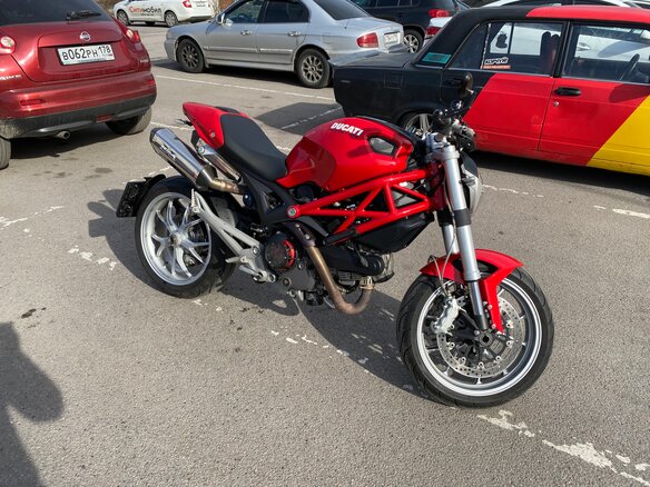 2010 Ducati Monster 1100, красный