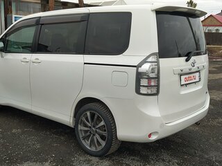 2010 Toyota Voxy II (R70) Рестайлинг, белый, 1568000 рублей, вид 2