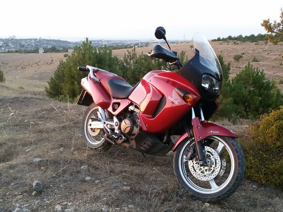 1999 Honda XL1000V Varadero, красный