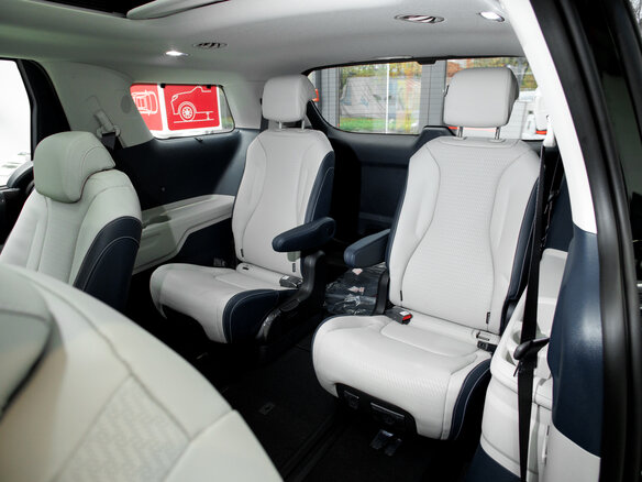 2026 Kia Carnival IV Рестайлинг, чёрный, 7100000 рублей - вид 19