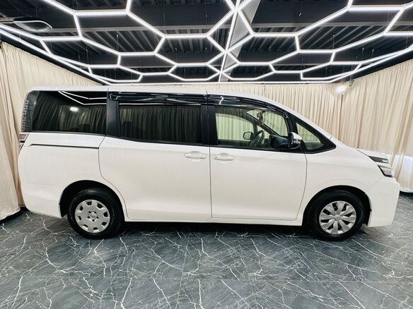 2018 Toyota Voxy III (R80) Рестайлинг, белый, 2199999 рублей - вид 7