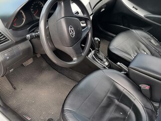 2015 Hyundai Solaris I Рестайлинг, серебристый, 700000 рублей, вид 4