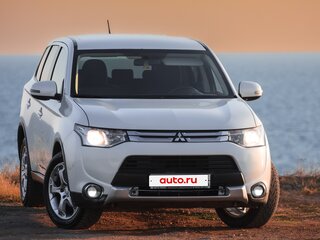 2014 Mitsubishi Outlander III, белый, 1195000 рублей, вид 2