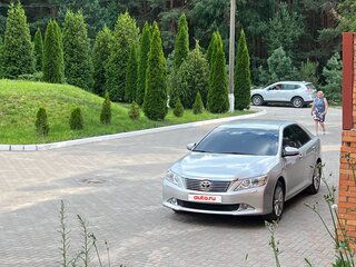 2011 Toyota Camry VII (XV50), серебристый, 800000 рублей, вид 1