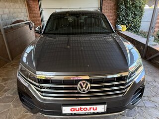 2019 Volkswagen Touareg III, серый, 5600000 рублей, вид 4