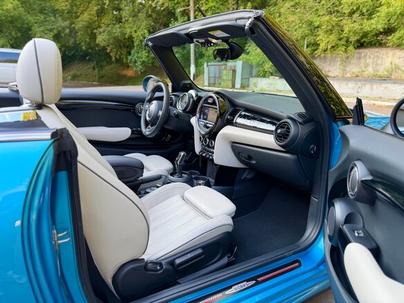 2019 Mini Cabrio JCW John Cooper Works III Рестайлинг, голубой, 3850000 рублей - вид 13