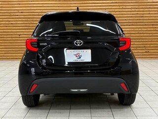 2021 Toyota Yaris IV, чёрный, 1140000 рублей, вид 4