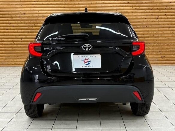 2021 Toyota Yaris IV, чёрный, 1140000 рублей - вид 3