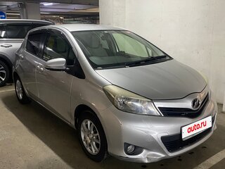 2013 Toyota Vitz III (XP130), серебристый, 780000 рублей, вид 1