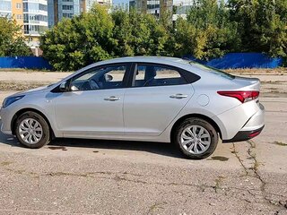 2021 Hyundai Solaris II Рестайлинг, серебристый, 1800000 рублей, вид 5