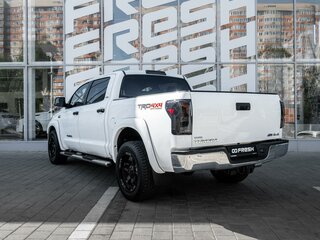 2011 Toyota Tundra CrewMax II, белый, 3410000 рублей, вид 2