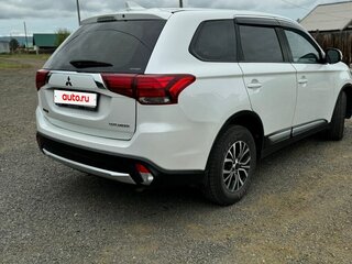 2018 Mitsubishi Outlander III Рестайлинг 2, белый, 1900000 рублей, вид 2