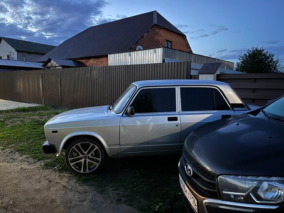 2010 Lada (ВАЗ) 2105, серебристый, 115000 рублей - вид 2