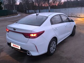 2021 Kia Rio IV Рестайлинг, белый, 1250000 рублей, вид 5