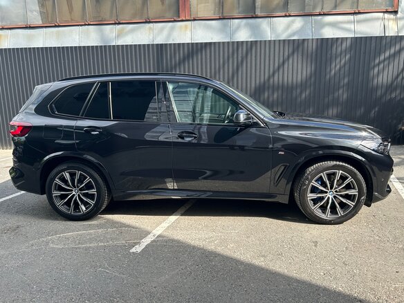 2022 BMW X5 30d IV (G05/G18), чёрный, 8990000 рублей - вид 1