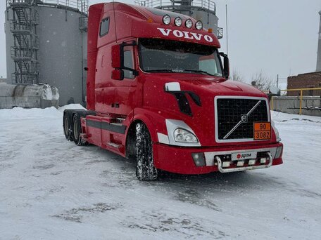 2003 Volvo VNL, пурпурный, 3200000 рублей, вид 3