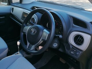 2013 Toyota Vitz III (XP130), жёлтый, 860000 рублей, вид 3