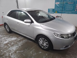 2010 Kia Cerato 6-speed II, серебристый, 800000 рублей, вид 2