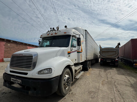 2002 Freightliner Columbia, белый, 2500000 рублей, вид 1
