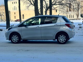 2016 Toyota Vitz III (XP130) Рестайлинг, серебристый, 950000 рублей, вид 5