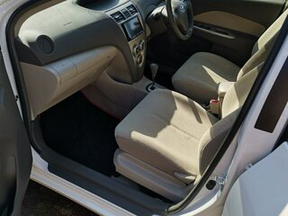 2010 Toyota Belta I, белый, 825000 рублей, вид 2