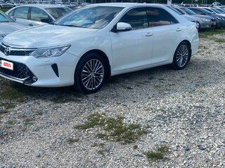 2015 Toyota Camry VII (XV50) Рестайлинг, белый, 2150000 рублей, вид 3