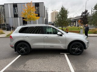 2017 Volkswagen Touareg II Рестайлинг, серебристый, 3550000 рублей, вид 4