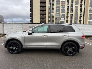 2017 Volkswagen Touareg II Рестайлинг, серебристый, 3550000 рублей, вид 3
