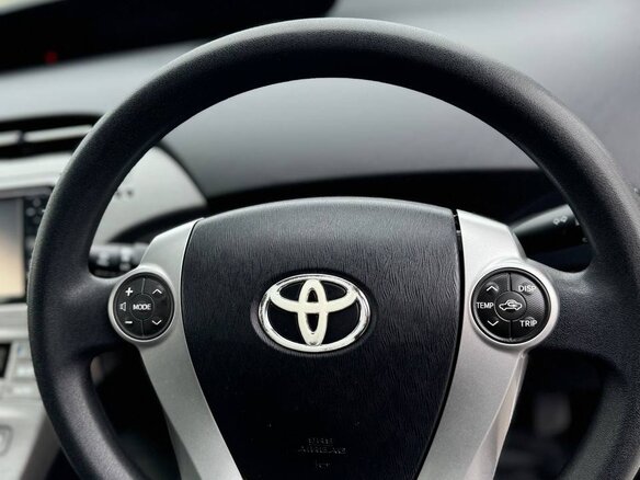 2012 Toyota Prius III Рестайлинг (XW30), серебристый, 1250000 рублей - вид 36
