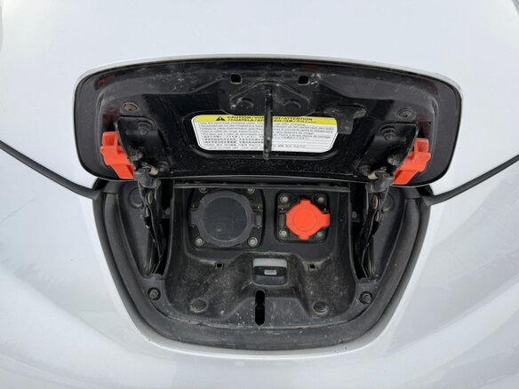 2011 Nissan Leaf (EM61) I (ZE0/AZE0), серый, 625000 рублей - вид 17